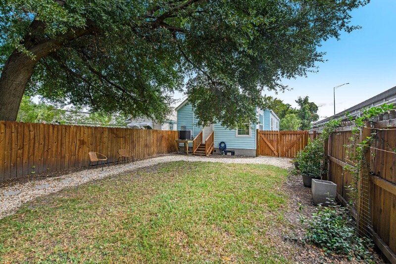 Building Photo - 10 Riker St