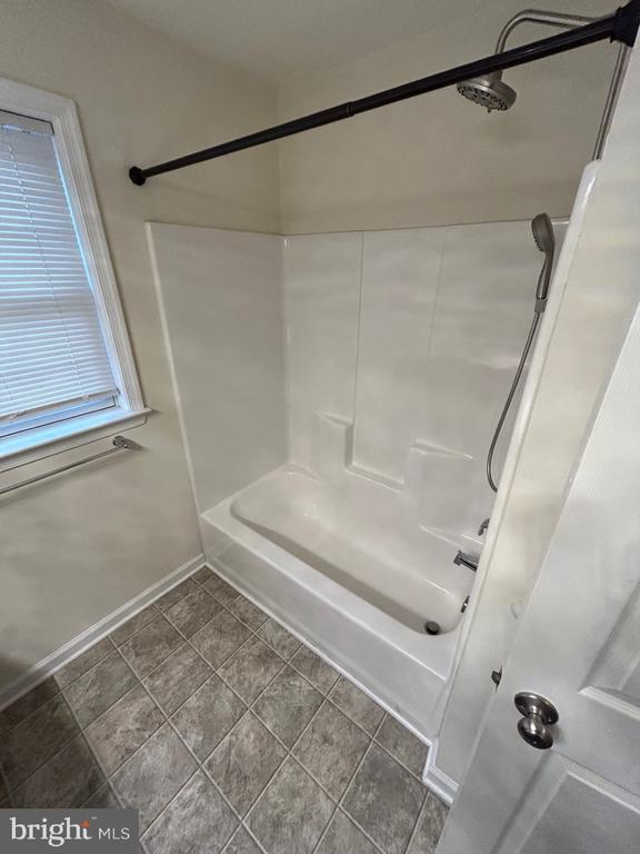 Building Photo - 414 W 7th St