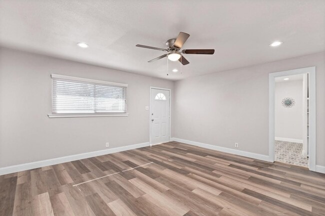 Building Photo - 423 E Morton St