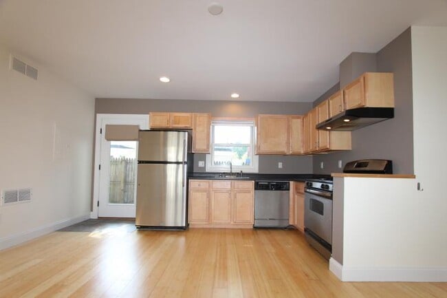 Building Photo - 18 Monroe St