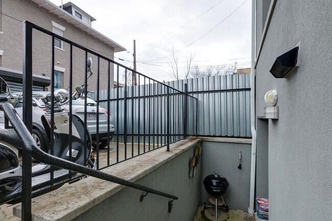 Building Photo - Amazing 2 Bedroom, 2 Full Bathroom 14th St Apartment with Secure Parking!