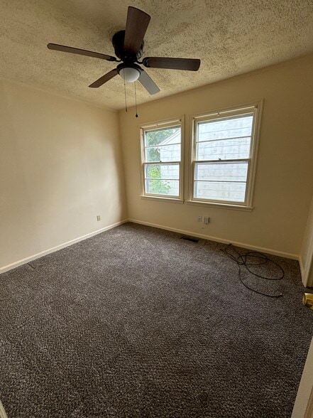 Building Photo - 823 N Oswego Ave