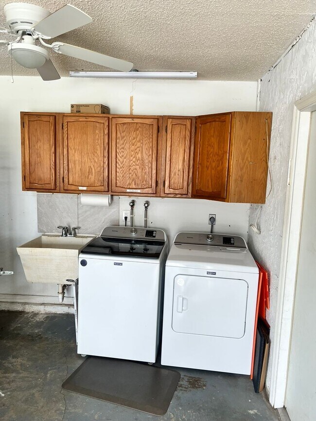 Building Photo - BEAUTIFUL 3 BEDROOM POOL HOME IN SANDPIPER...