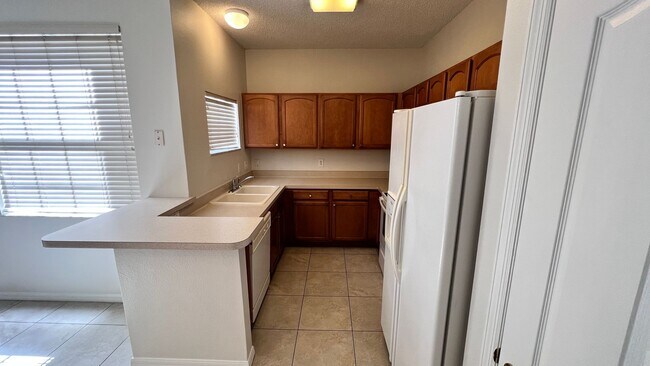 Building Photo - Upgraded Avalon Park 3 Bed/2.5 Bath Townhome!