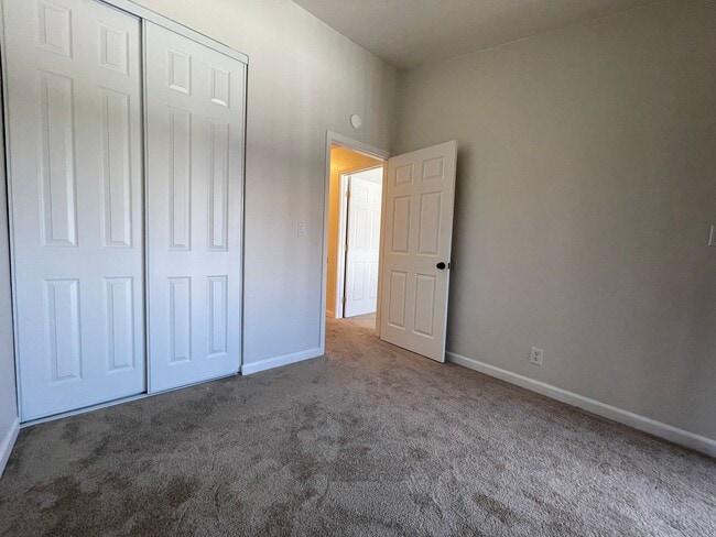 Building Photo - Beautiful Updated 3 Bedroom, 2 1/2 Bath Condo
