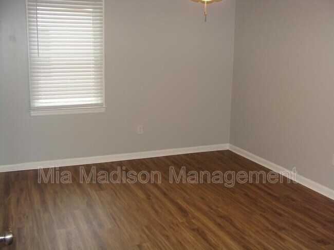 Building Photo - 11 Catherine Cir