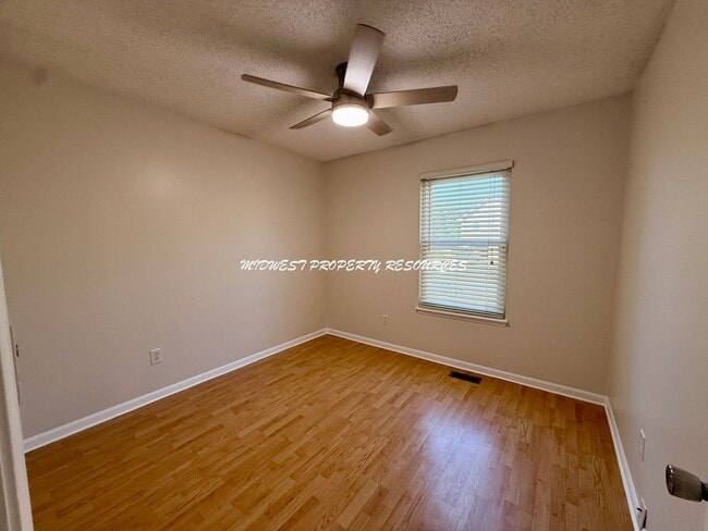 Building Photo - 719 S Park Dr