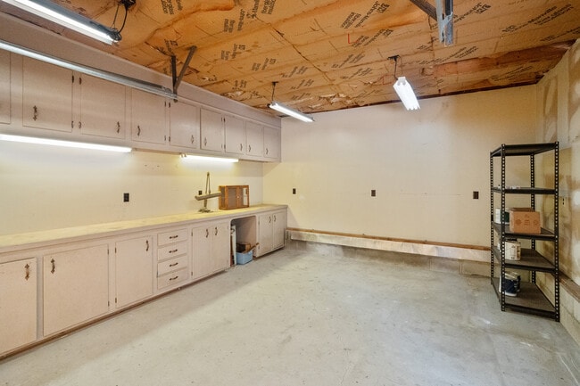 Building Photo - 183 Chestnut Neck Rd