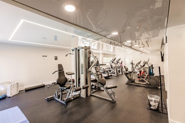 Building Photo - 340 Sunset Dr