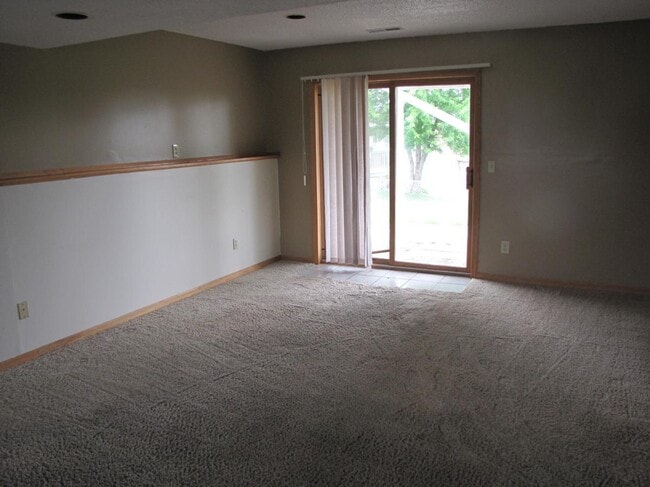 Building Photo - 4Bd*2Ba House in Farmington/Lakeville/AV Area! Avail. May 1st.