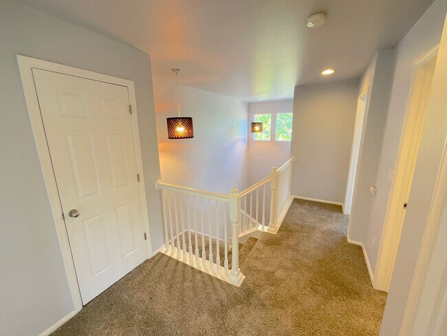 Building Photo - 6 Bedroom Home Available Near North Gate B...