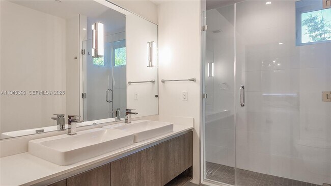 Building Photo - 455 NE 39th St