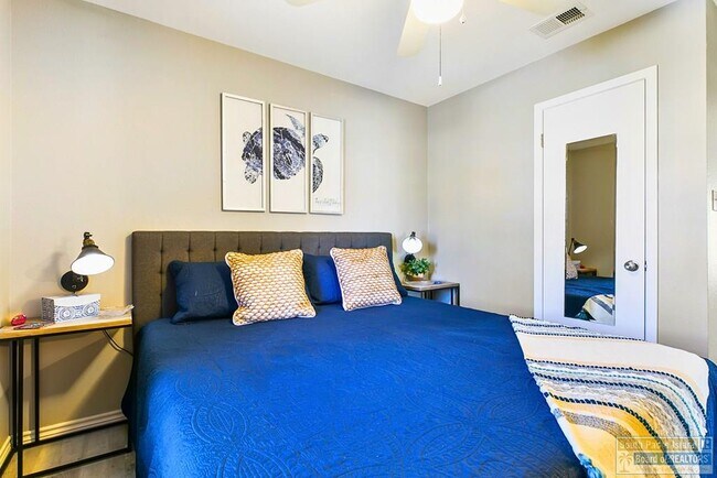 Building Photo - 113 W Sunny Isle Dr