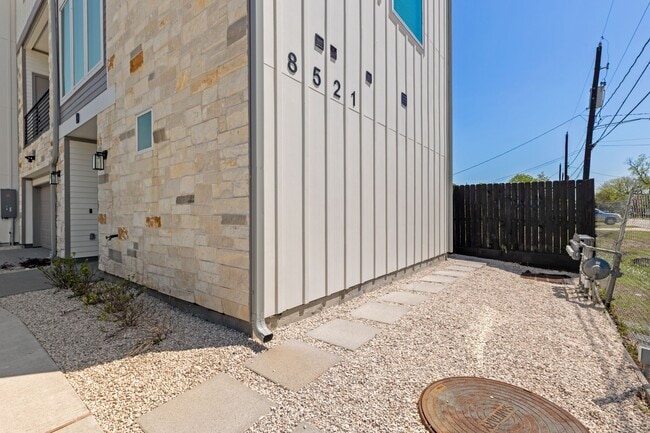 Building Photo - 8521 Brandon St