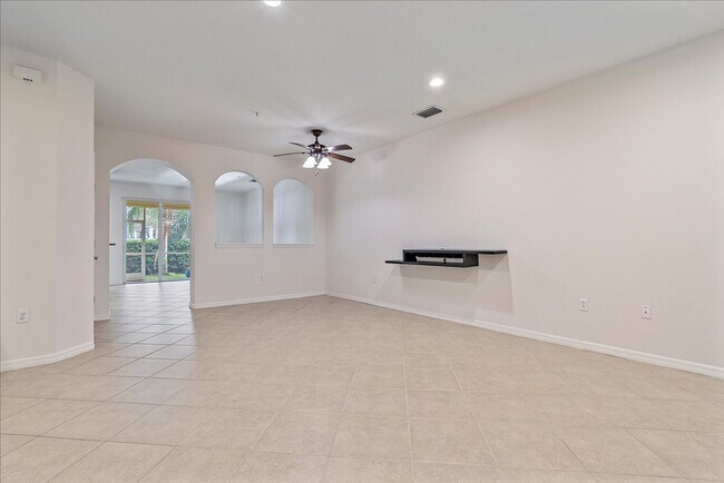 Building Photo - Gorgeous Light & Bright 3 Bedroom 2.5 Bath Townhome with Garage!!