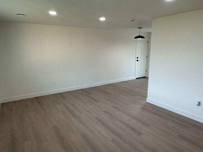 Building Photo - Completely Renovated 2BD/1BA Condo w Attached Garage
