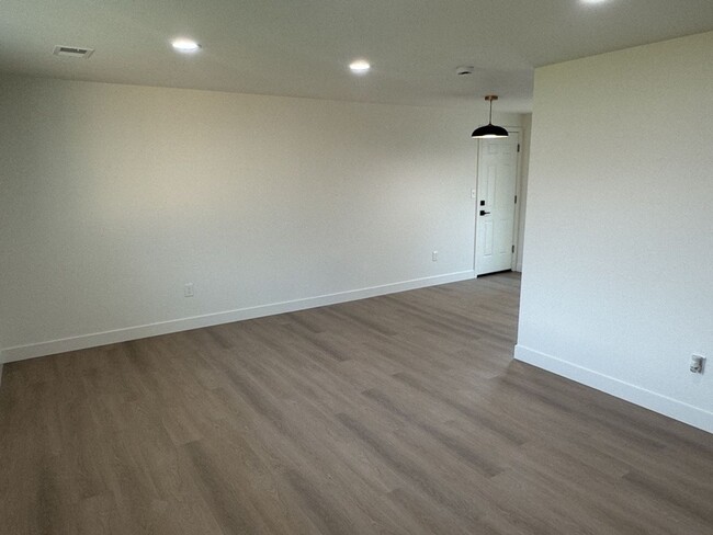 Building Photo - Stunning Newly Renovated 2BD/1BA Duplex w ...