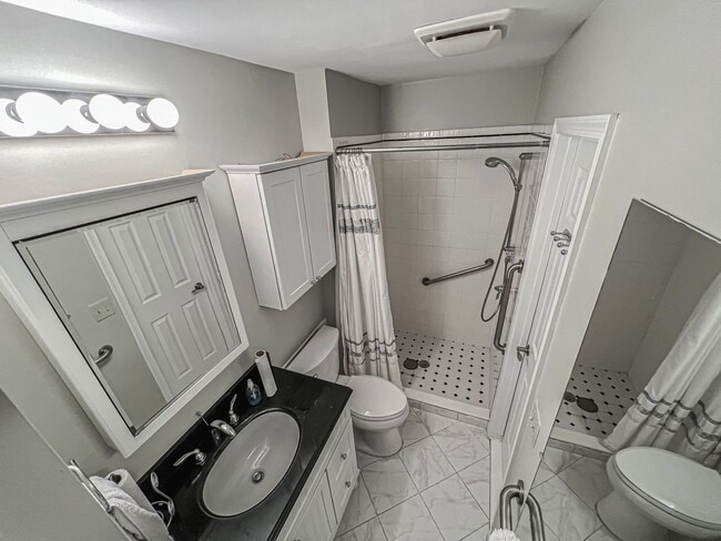 Building Photo - Bright And Relaxing 2 Bed 2 Bath Partially Furnished Home in Beautiful Franklin Farm Foundation