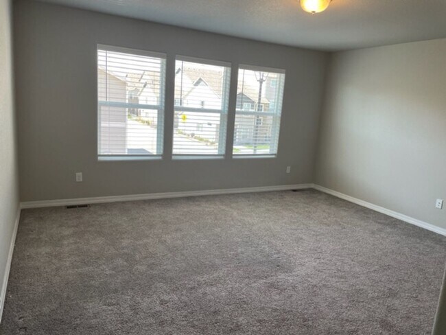 Building Photo - LIKE NEW 3BD TOWNHOME w/2.5 CAR GARAGE and A/C in NE COL SPGS - Deposit Waiver Available