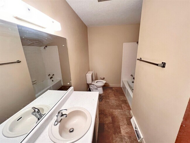 Building Photo - 1036-1033 Ellen Dr