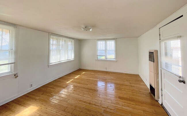 Building Photo - 3 bed in Nickerson with large fenced yard