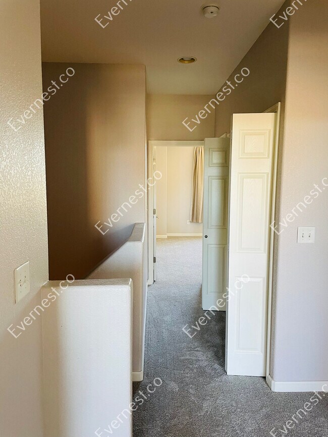 Building Photo - 3-Bed/2.5-Bath/