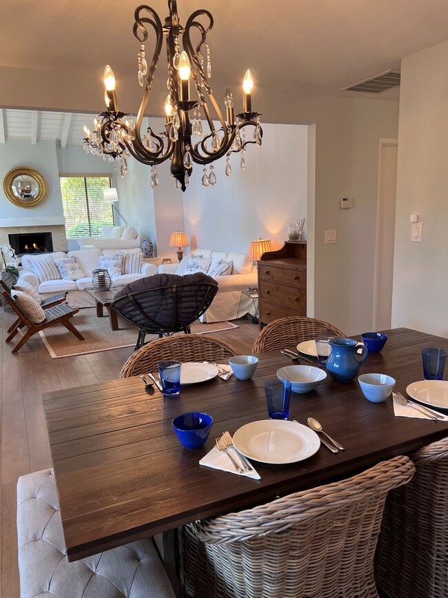 Building Photo - Fully-furnished Sleek 2-bedroom, 2-bathroo...