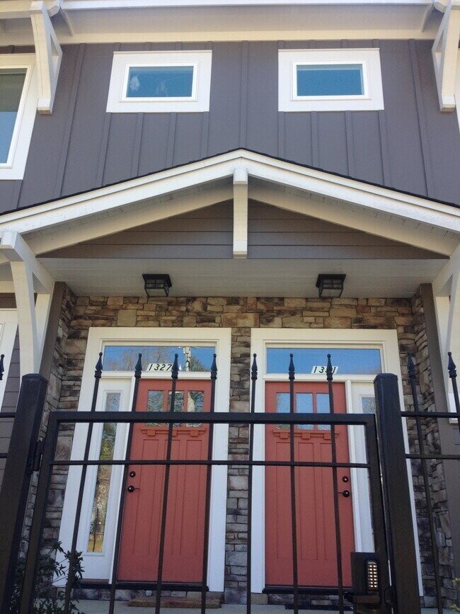 Building Photo - FULLY FURNISHED! 3 bed/3 bath Luxury Student Townhouse. Available Fall 2026!