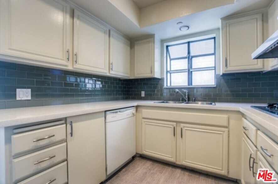 Building Photo - 1854 S Beverly Glen Blvd