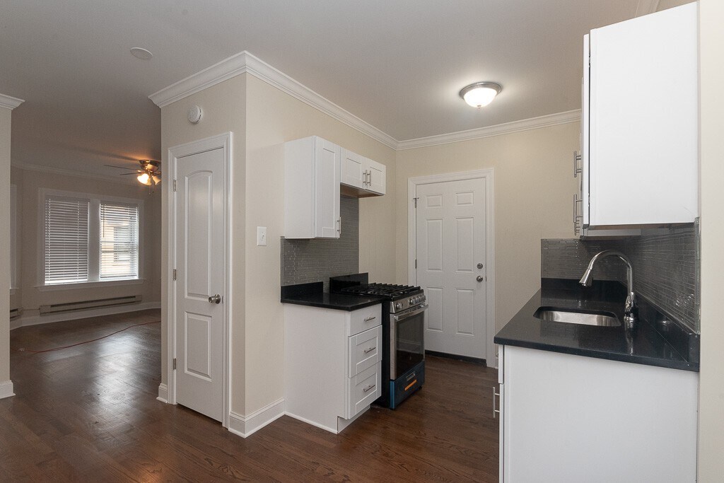 Building Photo - 3817 N Greenview Ave