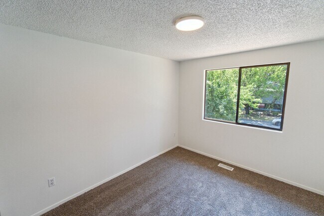 Building Photo - Beautiful Single Family Home Located In In...