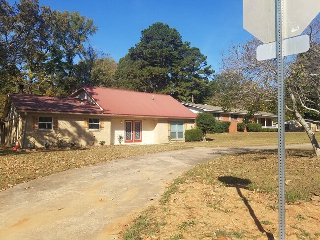 Building Photo - Modern Home