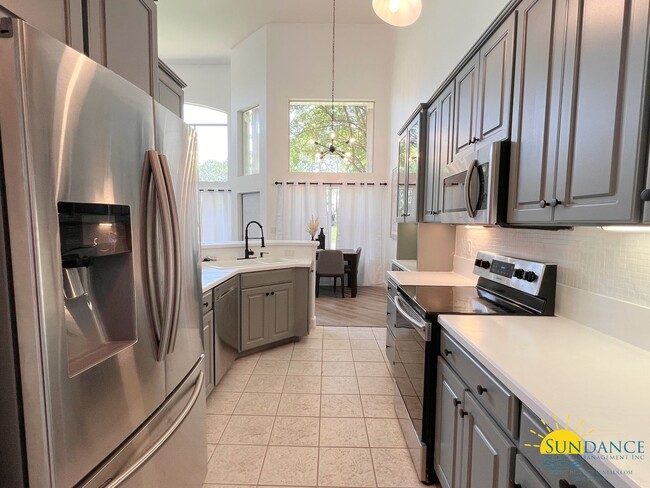 Building Photo - Custom Furnished 4 bed 3.5 bath in Emerald Bay!