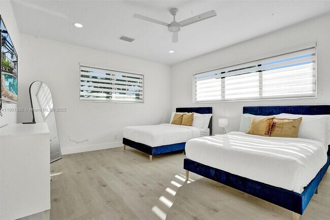 Building Photo - 1141 N North Lake Dr