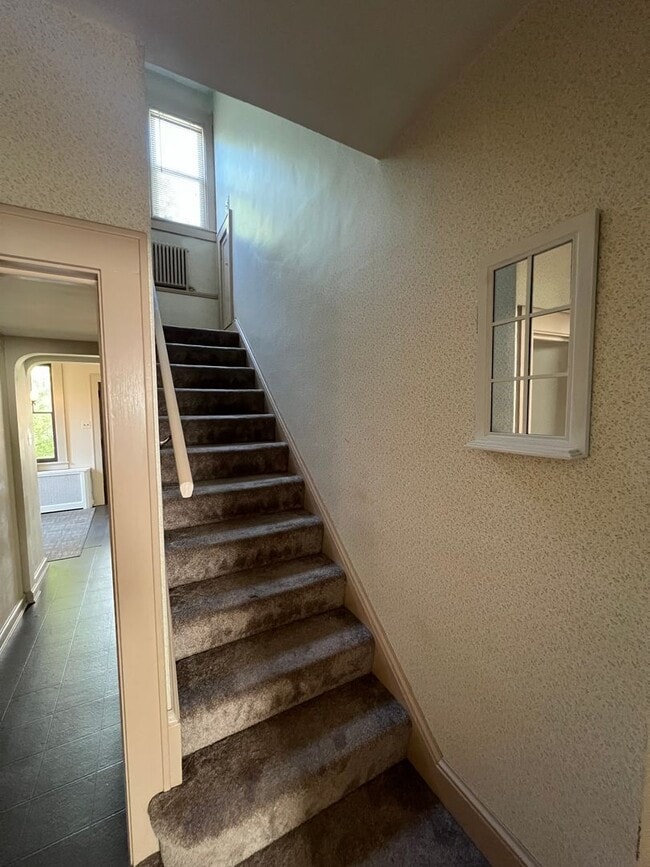 Building Photo - Beautiful 4 BR Brick Cape Cod in Lancaster!