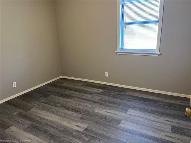 Building Photo - House: 3 Bed, 1.5 Bath, 1 Car Carport.