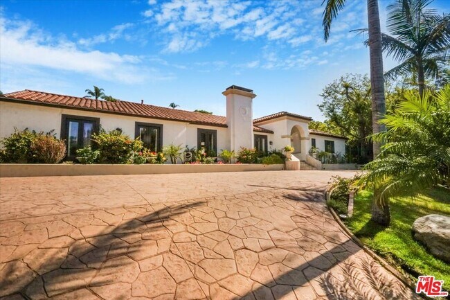 Building Photo - 114 S Layton Dr