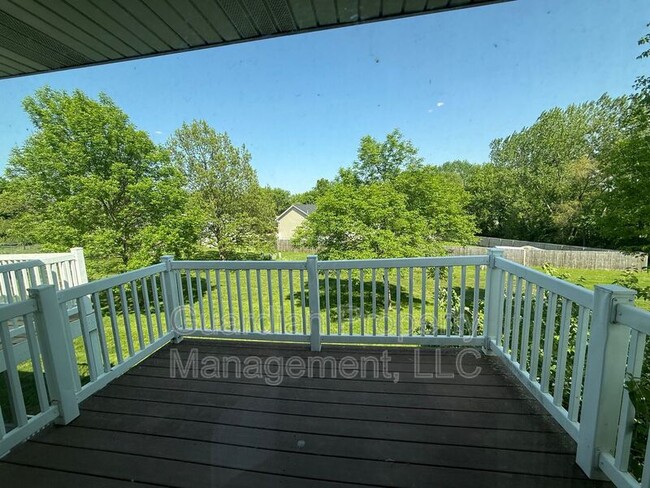 Building Photo - 1633 N Country Club Rd