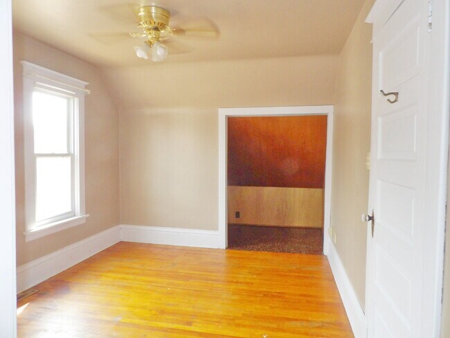 Building Photo - 3 Bedrooms | 2 Bathrooms Near UofM