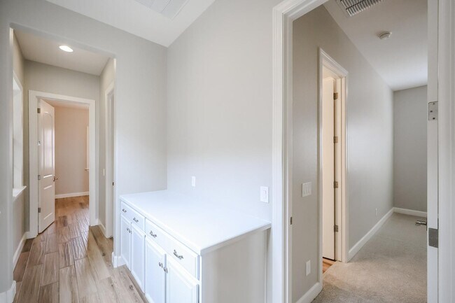 Building Photo - 1424 E Pedro Rd