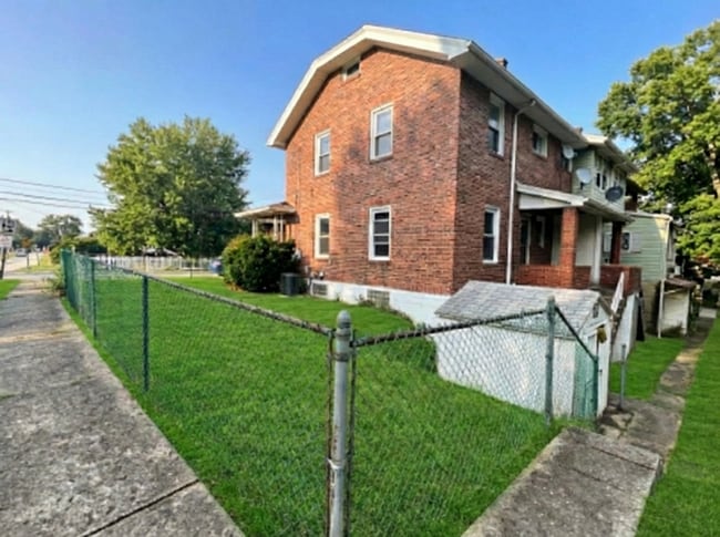 Building Photo - 3 Bedroom / 1 Bath End Unit Townhouse in Clairton