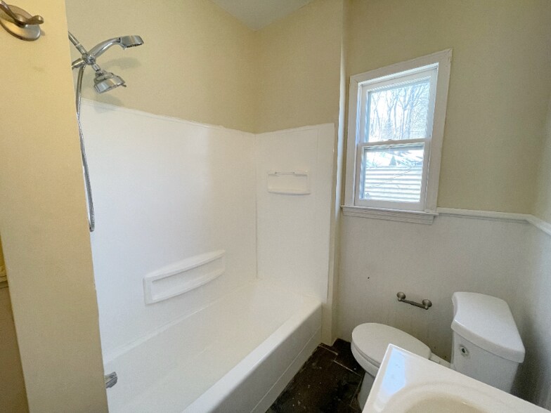 Building Photo - 142 Hillside Ave