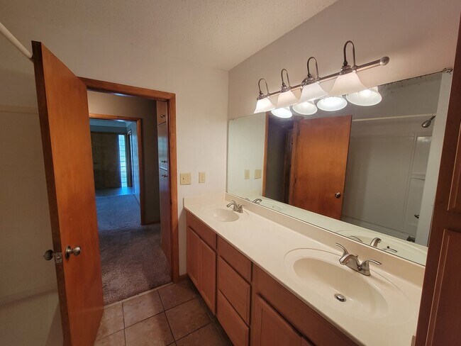 Building Photo - 1103 College St