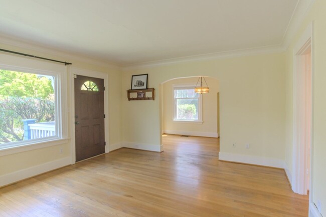 Building Photo - 3Bd/1.75Ba Seattle House