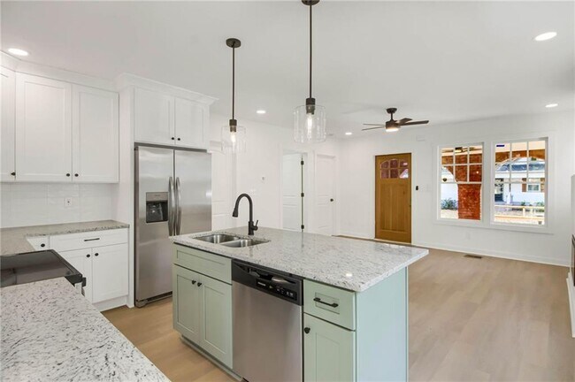 Building Photo - 1129 Larosa Terrace SW