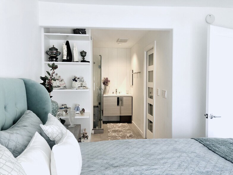 smaller bedroom facing shower and sink. toilet to the right. - 7949 Caminito Dia