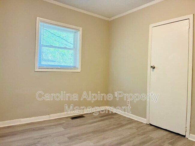 Building Photo - 1320 Kenly St