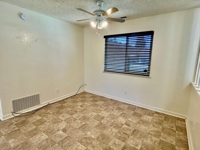 Building Photo - Beautiful Home in Great Neighborhood! Avai...