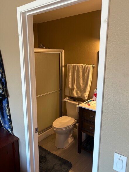 Bedroom 2 bathroom with shower - 4517 College Way