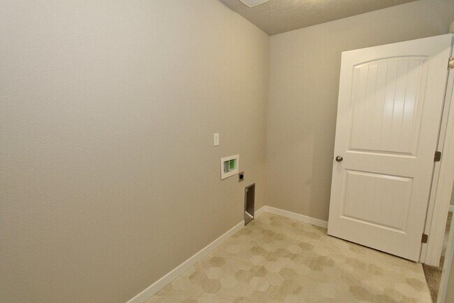 Building Photo - Spacious Home w/Open Floor-Plan